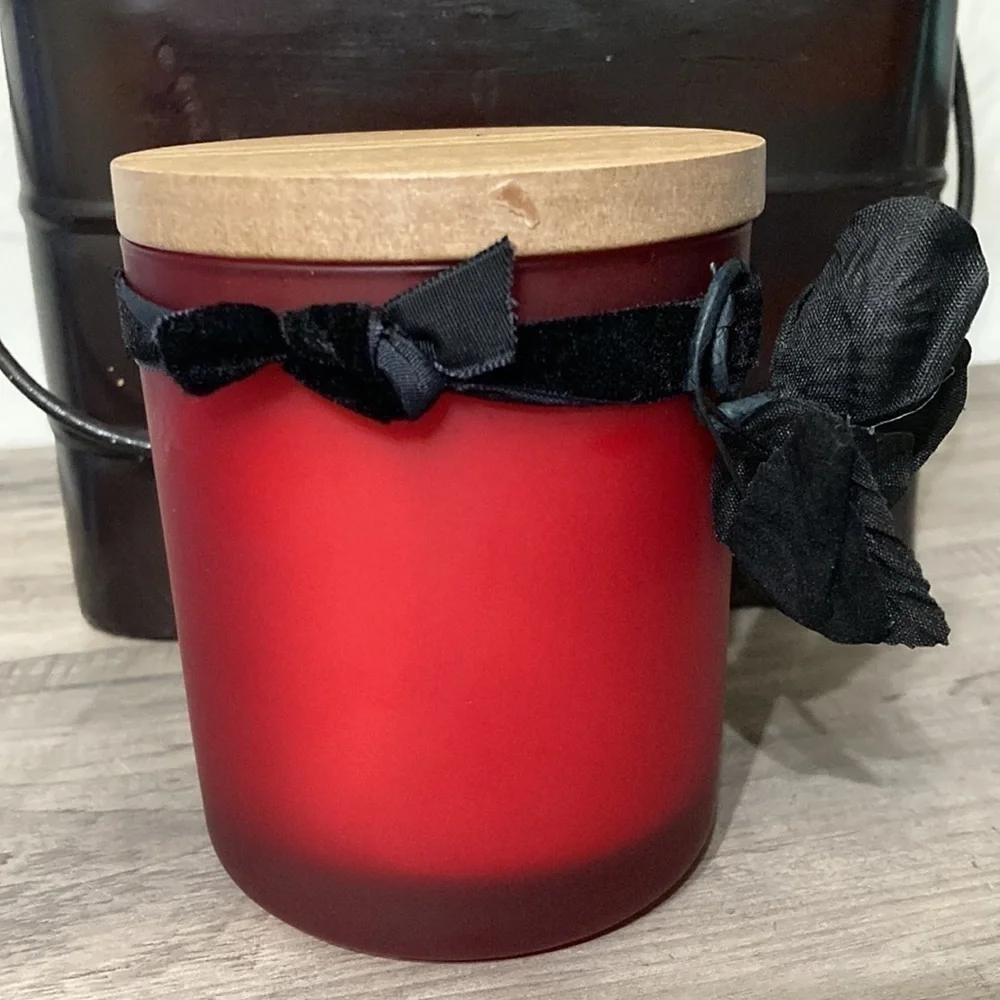 NEW DW HOME BLOOD RED VELVET JAR CANDLE WITH BLACK VELVET FLOWER